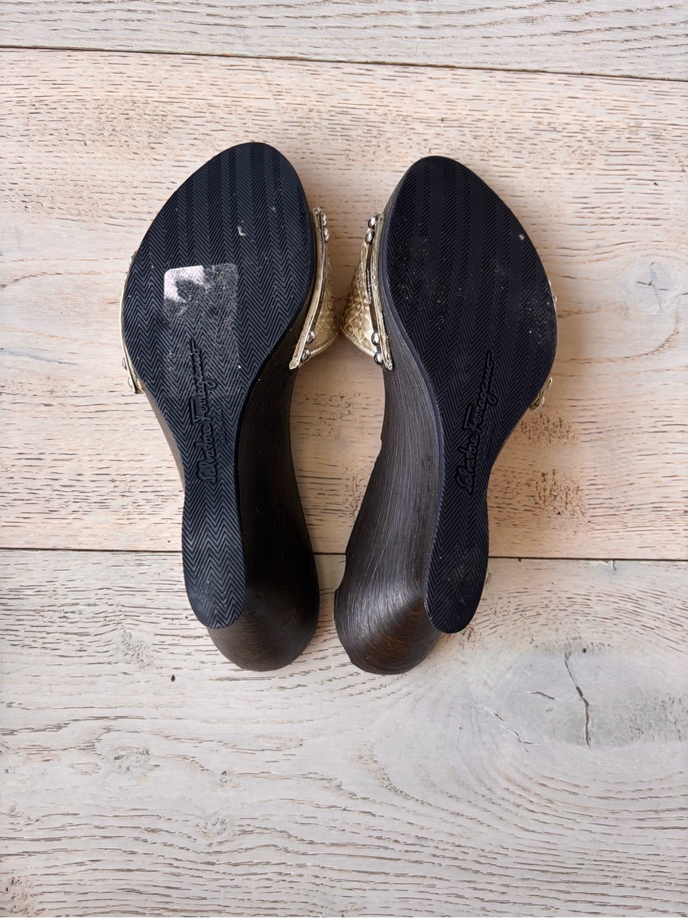 Ferragamo gold wedge slides - Picture 8 of 10